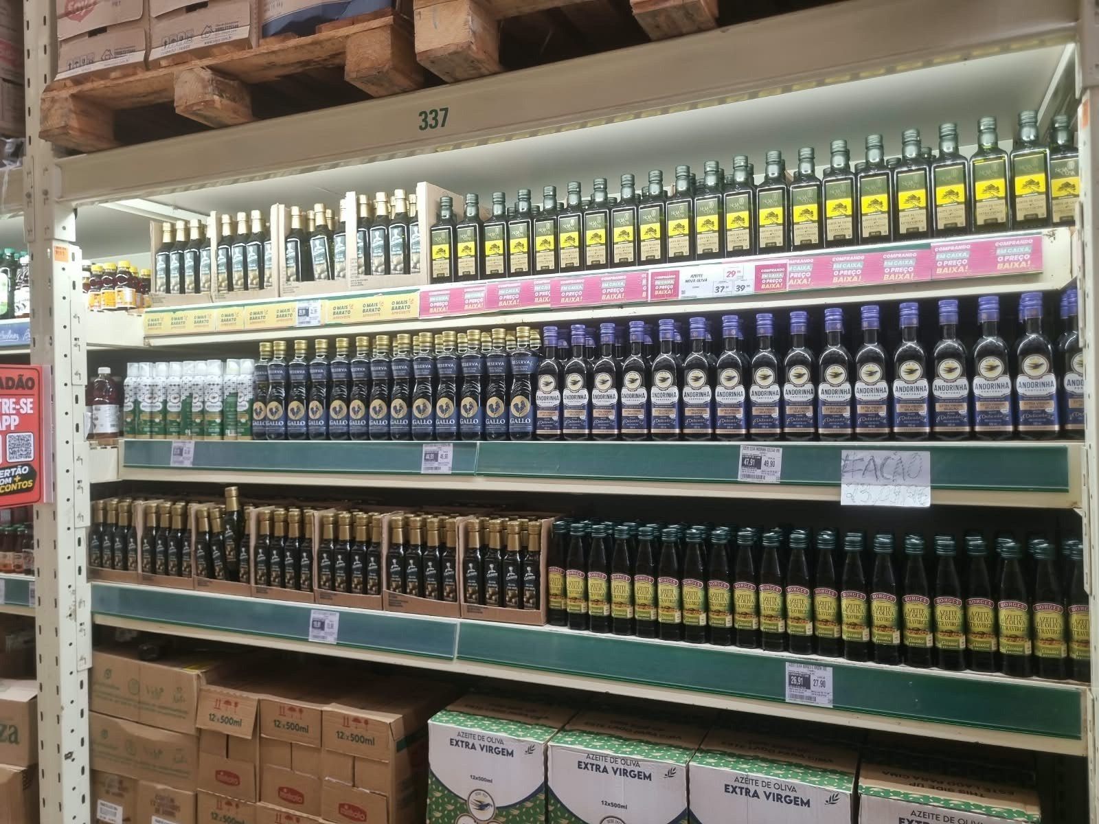 Linha de azeites e vinagres conferida na gôndola, com reposição a partir da caixa. Grande Fortaleza.