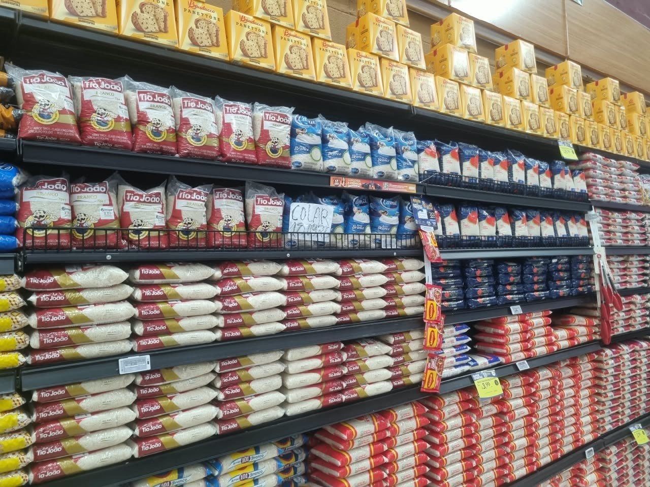 Tio João na altura dos olhos, com a faixa de arroz organizada por tipo. Grande Fortaleza.