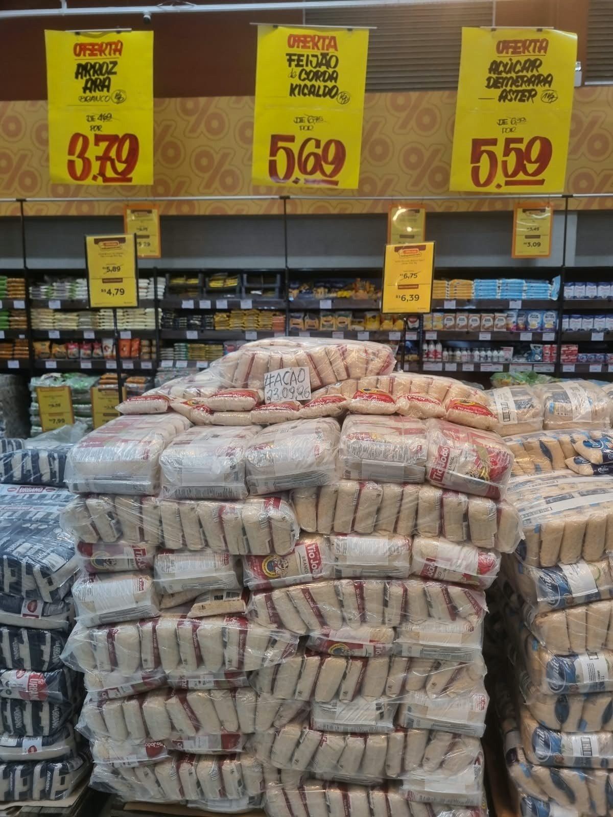 Empilhamento de arroz, feijão e açúcar em oferta, montado pela equipe no salão. Grande Fortaleza.