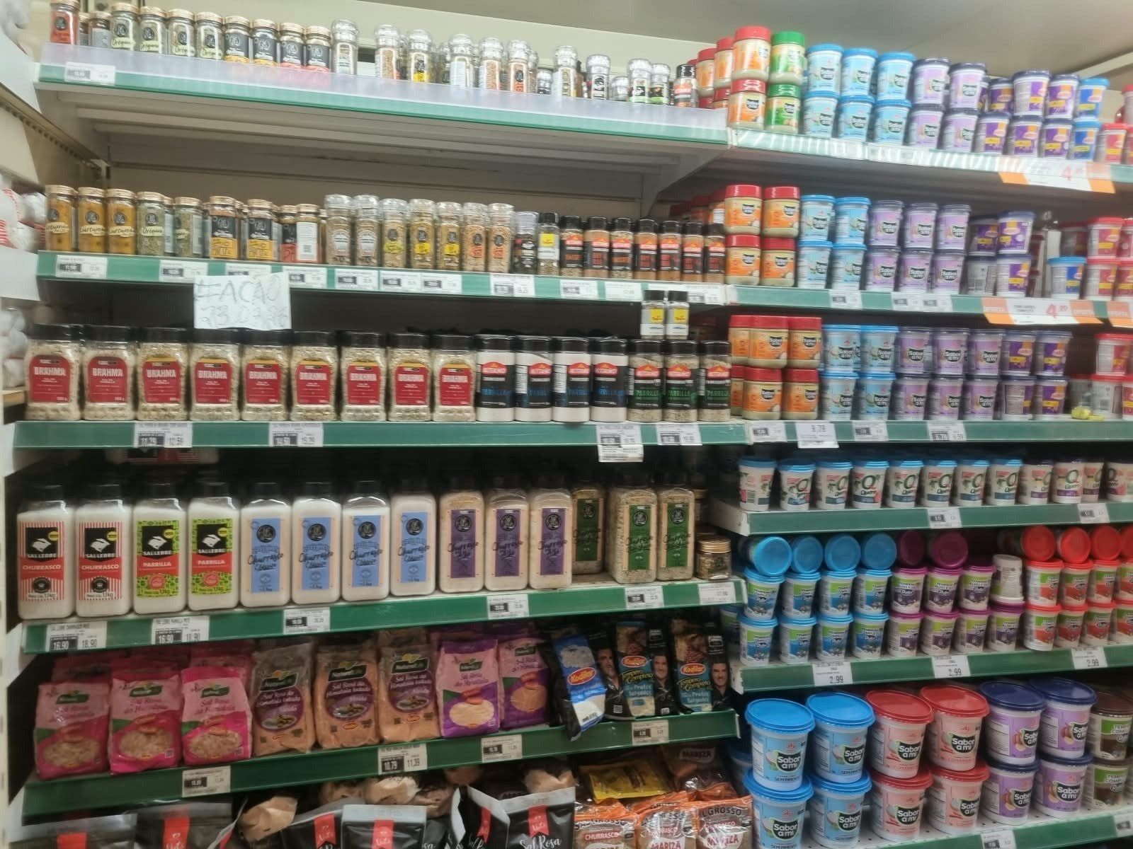 Prateleira de temperos e condimentos organizada e com preço conferido. Grande Fortaleza.