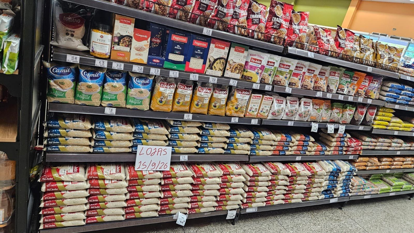 Faixa de arroz reposta e frenteada, com o rótulo virado para o cliente. Grande Fortaleza.