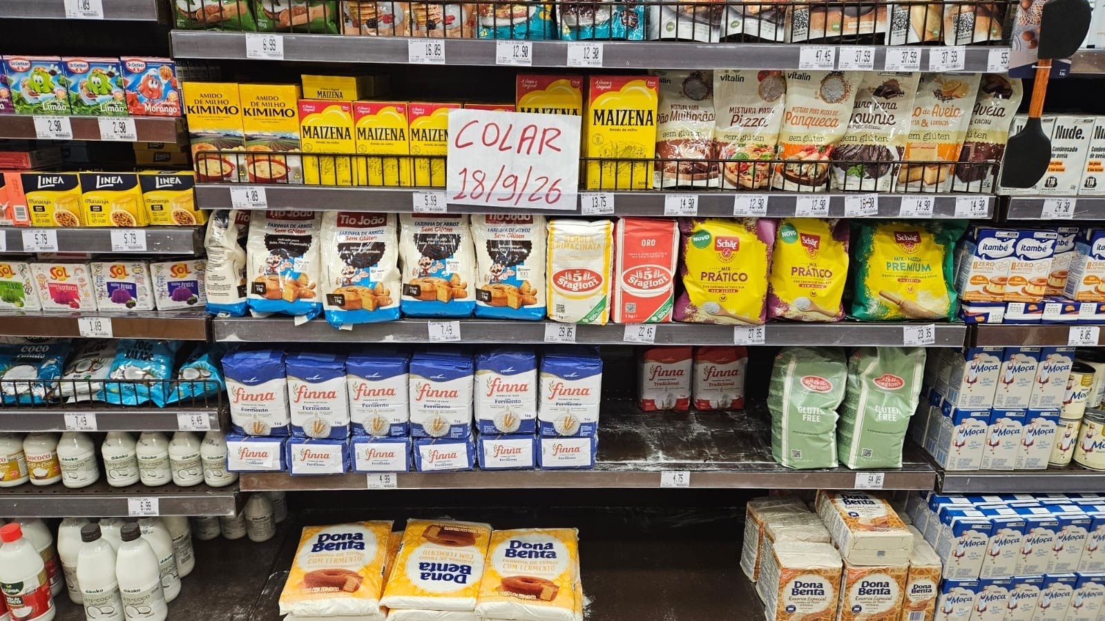 Seção de farináceos abastecida, com a etiqueta de cada item no lugar. Grande Fortaleza.