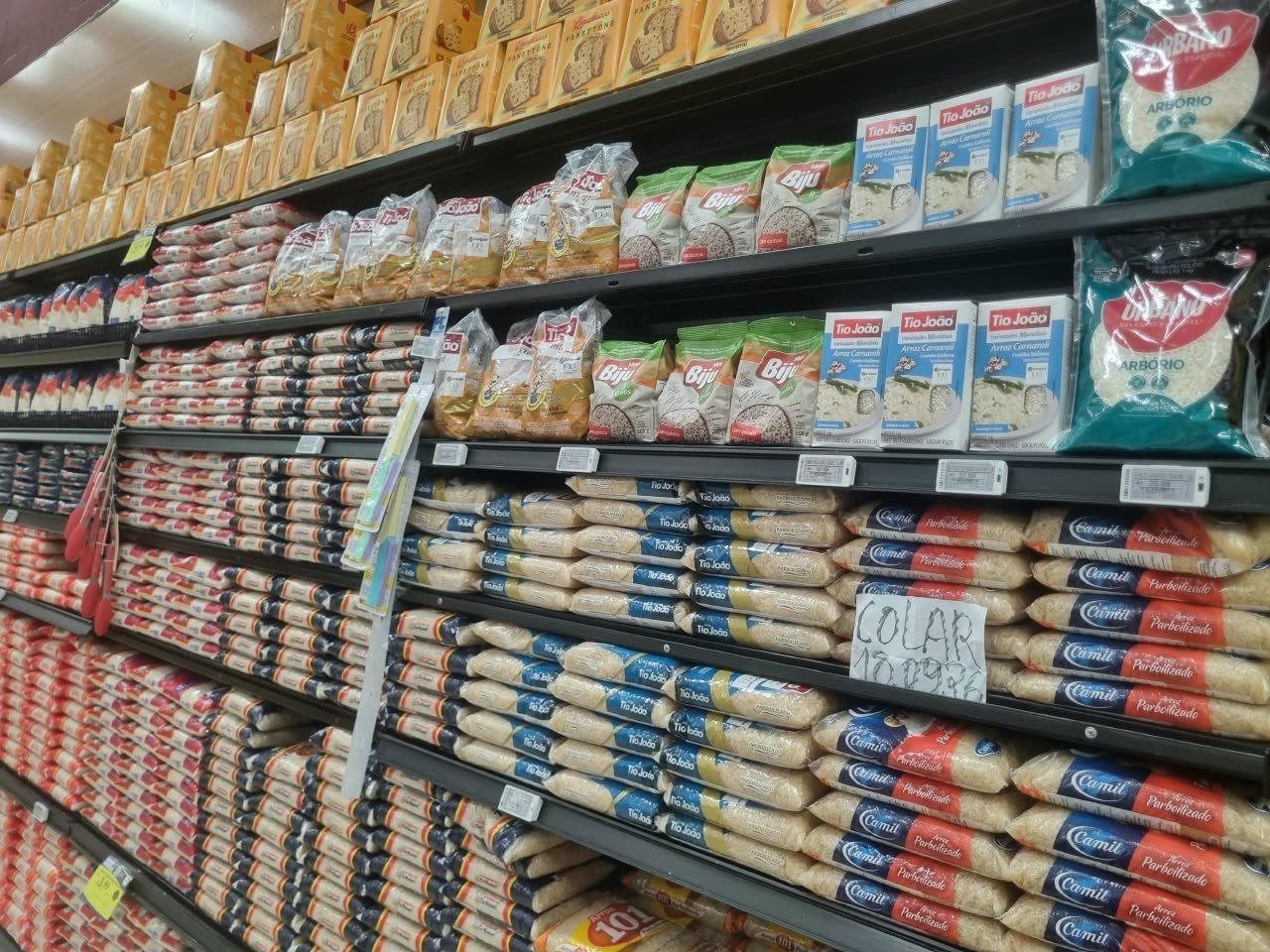 Tio João na gôndola de arroz, frenteado e com o rótulo virado para o cliente. Grande Fortaleza.