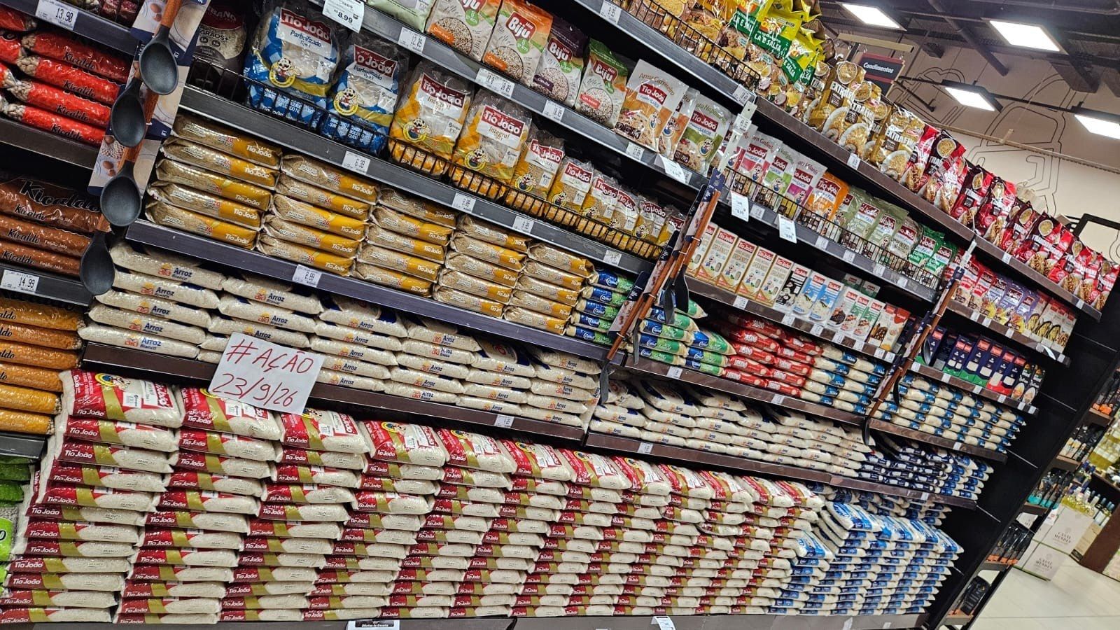 Corredor de arroz e feijão reposto e frenteado em ação de campo da equipe. Grande Fortaleza.